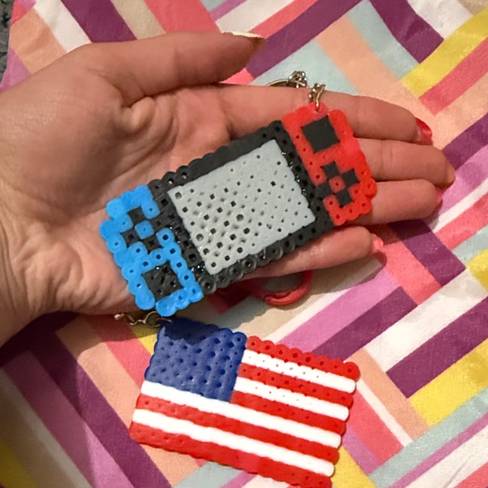 Red & Blue Handcrafted Game Console Keychain - Unbranded - Picture 5 of 7
